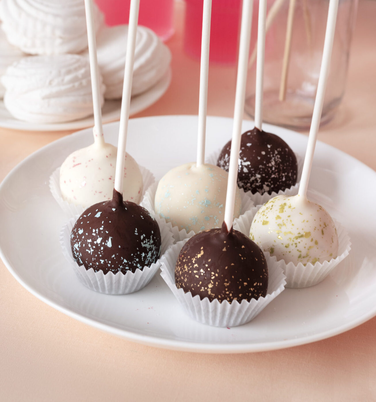table-arrangement-birthday-event-with-lollipops-juice